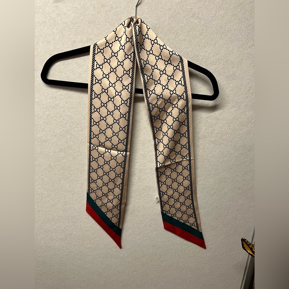 Women’s scarf thin